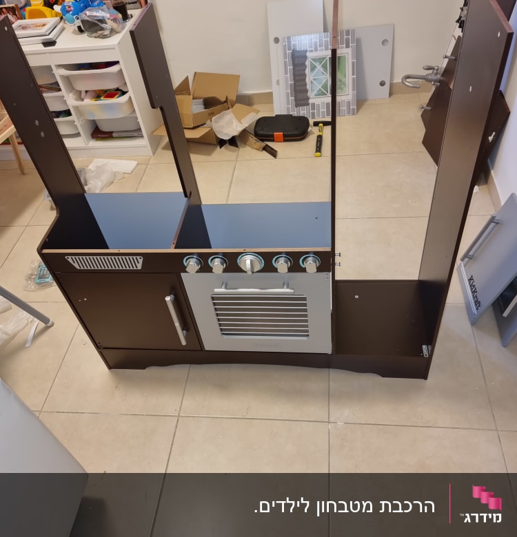מטבח צעצוע בהרכבה עם כלים וארגז כלים